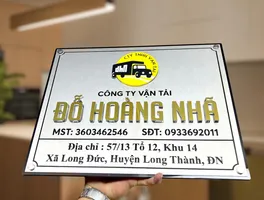 Bảng hiệu công ty inox 304 xước bạc chữ nổi 3D vàng gương viền đen – nhìn tổng thể mặt trước Bảng hiệu công ty inox 304 xước bạc chữ nổi 3D vàng gương viền đen logo công ty vận tải