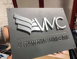 Bảng hiệu công ty inox 3D cho trung tâm giáo dục Vietnam Montessori Centre Bảng hiệu công ty inox xám khói logo nổi 3D bạc xước cho trung tâm giáo dục – Bảng Hiệu Vàng