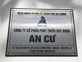 Bảng hiệu công ty inox trắng xước ăn mòn – nhìn thẳng chính diện bảng hiệu công ty inox ăn mòn kim loại đế mica đen dày 20mm cạnh vuông