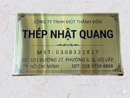 Bảng hiệu công ty inox vàng xước ăn mòn kim loại – chính diện bảng hiệu công ty inox vàng xước ăn mòn kim loại hoa văn cổ điển – Bảng Hiệu Vàng