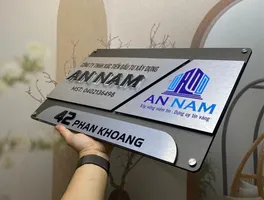 Bảng hiệu công ty inox xám khói 3 mảnh ghép chữ nổi 3D logo màu – mặt trước tổng thể Bảng hiệu công ty TNHH xây dựng inox xám khói bạc xước 3 mảnh ghép chữ nổi 3D đen logo màu xanh