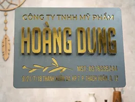 Bảng hiệu công ty inox xám khói chữ nổi 3D vàng gương cạnh bo – nhìn tổng thể mặt trước Bảng hiệu công ty inox xám khói chữ nổi 3D vàng gương cạnh bo tròn họa tiết lá cành tinh tế