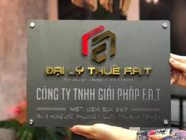 Bảng hiệu công ty inox xám khói logo nổi 3D đa màu – mặt trước tổng thể cầm tay Bảng hiệu công ty TNHH giải pháp F.A.T inox xám khói sơn tĩnh điện logo nổi 3D vàng đỏ bạc chữ nổi vàng