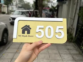 Bảng số phòng inox vàng đồng nổi 3D có logo khách sạn