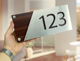 Bảng số phòng thiết kế chéo phối gỗ và inox xước bạc Bảng số phòng khách sạn phối gỗ inox xước dáng chéo