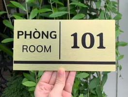 Bảng số phòng song ngữ Việt-Anh inox vàng xước Bảng số phòng song ngữ Phòng Room trên nền vàng xước