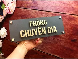 Bảng Tên Phòng Chuyên Gia Inox Chữ Nổi 3D Vàng – Nền Đen Mờ bảng tên phòng chuyên gia inox chữ nổi 3D vàng xước nền đen mờ