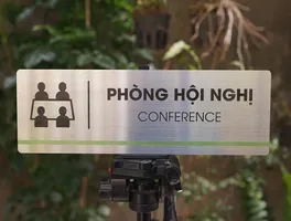 Bảng Tên Phòng Hội Nghị Inox 304 Trắng Xước – Mặt Trước Thẳng | Bảng Hiệu Vàng Bảng tên phòng hội nghị inox 304 trắng xước ăn mòn hóa học mặt trước thẳng trên giá đỡ