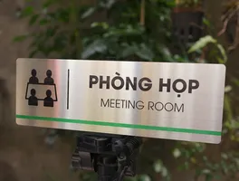 Bảng Tên Phòng Họp Inox 304 Trắng Xước – Ăn Mòn Hóa Học Sơn Tĩnh Điện | Bảng Hiệu Vàng Bảng tên phòng họp inox 304 trắng xước ăn mòn hóa học sơn tĩnh điện nhìn thẳng trên giá đỡ