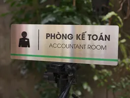 Bảng Tên Phòng Kế Toán Inox 304 Trắng Xước – Ăn Mòn Hóa Học Sơn Tĩnh Điện | Bảng Hiệu Vàng Bảng tên phòng kế toán inox 304 trắng xước ăn mòn hóa học sơn tĩnh điện trên giá đỡ góc cao