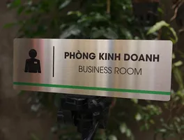 Bảng Tên Phòng Kinh Doanh Inox 304 Trắng Xước – Ăn Mòn Hóa Học Sơn Tĩnh Điện | Bảng Hiệu Vàng Bảng tên phòng kinh doanh inox 304 trắng xước ăn mòn hóa học sơn tĩnh điện trên giá đỡ góc cao