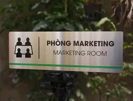 bảng tên phòng marketing inox trắng xước ăn mòn hóa học có icon song ngữ việt anh chính diện