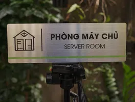 Bảng Tên Phòng Máy Chủ Inox 304 In UV – Mặt Trước Thẳng | Bảng Hiệu Vàng Bảng tên phòng máy chủ server room inox 304 in UV phay xước nhìn thẳng mặt trước trên giá đỡ
