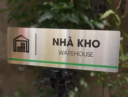 Bảng tên nhà kho inox 304 trắng xước ăn mòn hóa học sơn tĩnh điện nhìn thẳng trên giá đỡ
