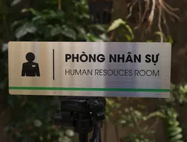 Bảng Tên Phòng Nhân Sự Inox 304 In UV – Nhìn Thẳng Mặt Trước | Bảng Hiệu Vàng Bảng tên phòng nhân sự inox 304 in UV phay xước nhìn thẳng mặt trước trên giá đỡ