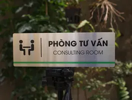 Bảng tên phòng tư vấn inox 304 in UV kỹ thuật số bề mặt phay xước nhìn thẳng mặt trước