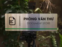Phối cảnh thực tế bảng tên phòng văn thư inox 304 brushed đặt trên tripod ngoài trời, ánh sáng ban ngày
