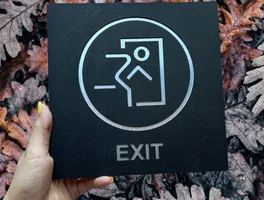 Biển exit inox 304 sơn tĩnh điện đen mặt trước chính diện, icon ISO 7010 và chữ EXIT cắt CNC