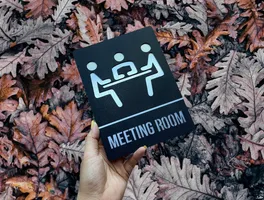 Biển tên phòng họp meeting room inox đen sần chữ nhôm xước âm bản