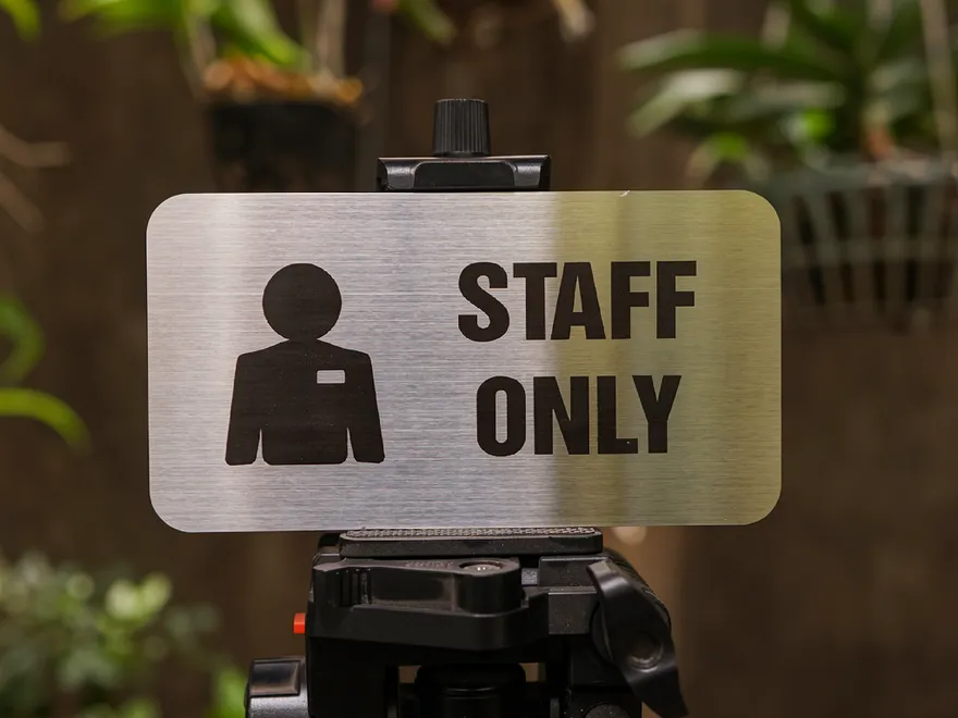 Bảng staff only nhân viên khách sạn bảng staff only nhân viên tối giản