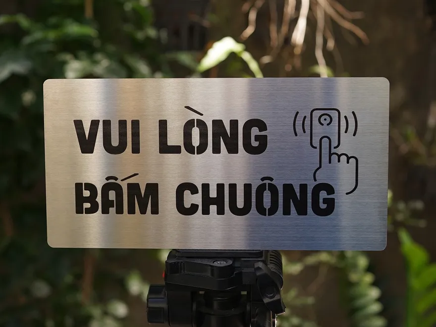Bảng chỉ dẫn vui lòng bấm chuông bảng vui lòng bấm chuông trước cửa văn phòng