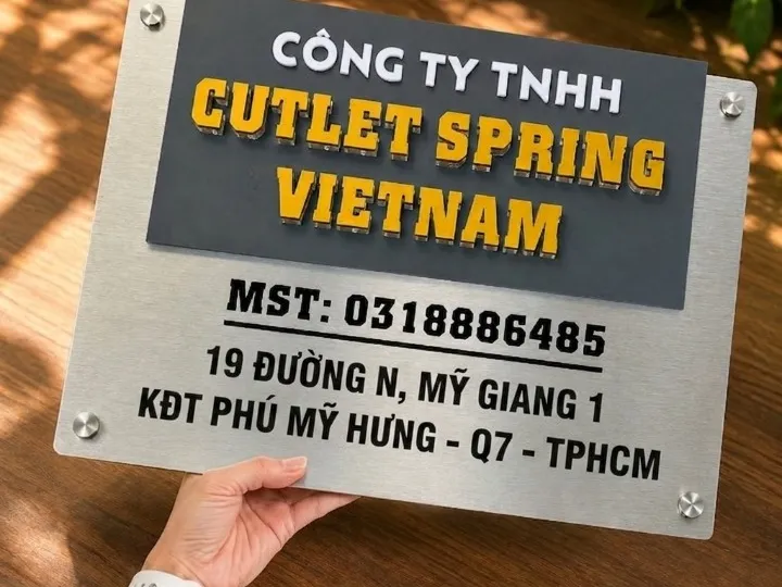 Bảng hiệu công ty quận 7 inox hairline tại khu đô thị Phú Mỹ Hưng Bảng tên công ty inox hairline kết hợp chữ nổi 3D tại Quận 7