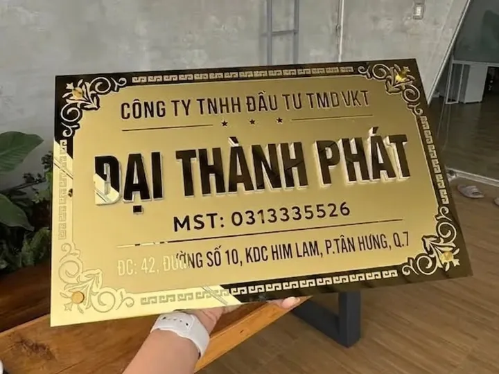 Làm bảng hiệu công ty quận 7 inox vàng gương tại KDC Him Lam Mẫu bảng tên doanh nghiệp inox vàng gương tại khu vực Quận 7