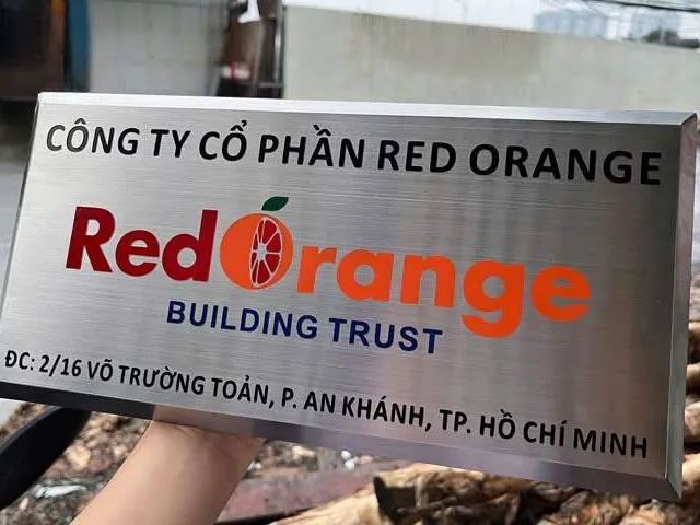 Làm Bảng Hiệu Công Ty TPHCM Chất Liệu Inox Bạc In UV Đa Màu Làm bảng hiệu công ty tại TPHCM bằng inox bạc xước, in UV logo đa màu sắc nét, kiểm tra hoàn thiện trước khi giao