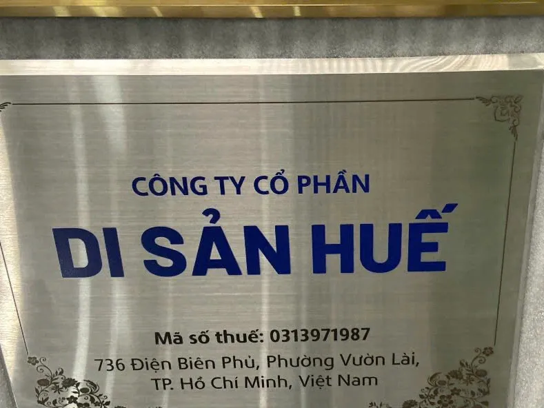 Làm Bảng Tên Công Ty TPHCM Inox Bạc Xước Họa Tiết Làm bảng tên công ty tại TPHCM bằng inox bạc xước, in UV chữ xanh navy phối họa tiết hoa văn góc tinh xảo