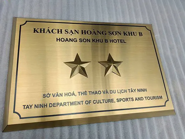 Bảng Hiệu Công Ty Chữ Nổi Đồng Xước Khắc Song Ngữ Bảng hiệu công ty chữ nổi nền đồng xước khắc chữ song ngữ Việt - Anh cùng biểu tượng ngôi sao đồng bộ