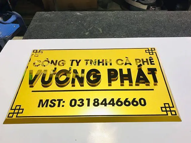 Bảng Hiệu Công Ty Chữ Nổi Inox Vàng Bảng hiệu công ty chữ nổi nền inox vàng bóng phối chữ nổi và họa tiết viền góc cổ điển
