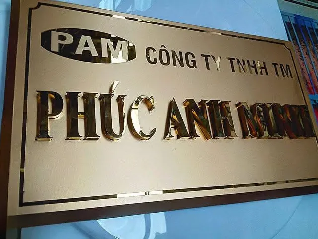 Biển Hiệu Công Ty Chữ Nổi Đồng Vàng Ánh Kim Biển hiệu công ty chữ nổi nền đồng vàng ánh kim, chữ nổi mạ vàng gương sắc nét kết hợp logo oval dập nổi