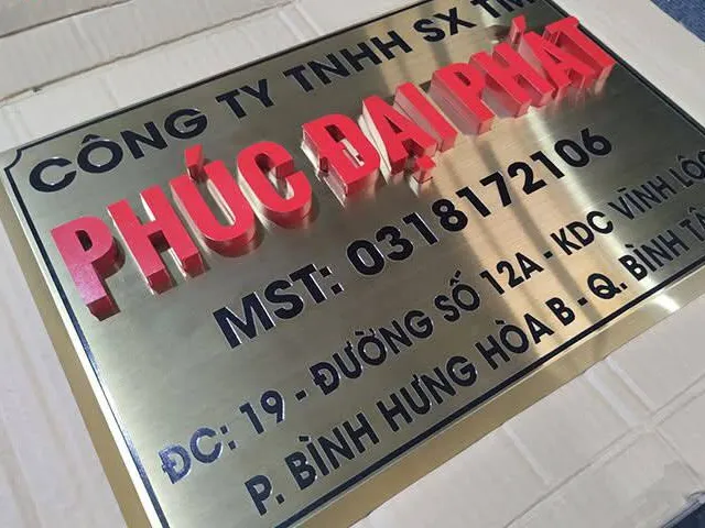 Biển Hiệu Công Ty Chữ Nổi Inox Vàng Xước Chữ Đỏ Biển hiệu công ty chữ nổi nền inox vàng xước hairline, chữ nổi đỏ bật khối nổi bật trên nền kim loại