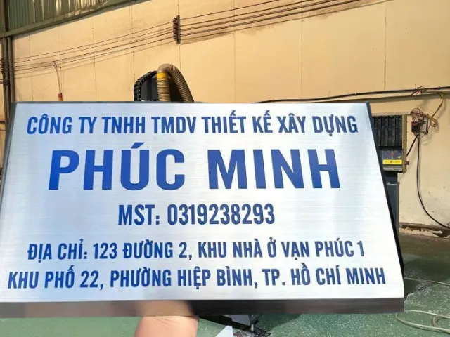 Bảng Hiệu Inox Ăn Mòn Bạc Xước Sơn Xanh Bảng tên công ty inox ăn mòn nền bạc hairline, điền sơn xanh dương hấp nhiệt, đầy đủ tên doanh nghiệp, mã số thuế và địa chỉ trụ sở theo quy chuẩn pháp lý