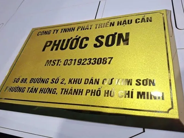 Bảng Tên Công Ty Inox Ăn Mòn Vàng Gương – Sang Trọng Cao Cấp Bảng tên công ty inox ăn mòn vàng gương, chữ đen chìm sâu, viền khắc trang trọng, phù hợp phân khúc văn phòng doanh nghiệp cao cấp