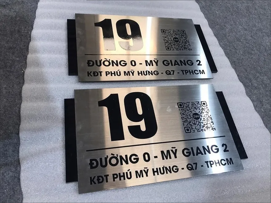 Làm Biển Số Nhà Quận 7 – Inox 304 Hairline Khắc Laser CNC Tích Hợp QR Code Phú Mỹ Hưng Làm biển số nhà Quận 7 inox 304 xước hairline khắc laser