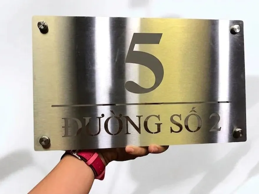 Làm Biển Số Nhà Quận 7 – Inox Hai Tông Màu Vàng Bạc Khắc Ăn Mòn Hóa Chất Bảng số nhà Quận 7 inox hai tông màu vàng bạc ăn mòn
