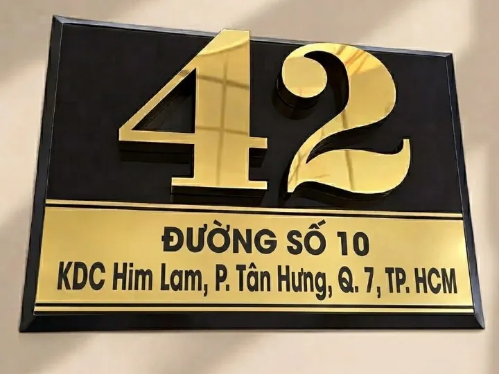 Làm Biển Số Nhà Quận 7 – Inox Vàng Gương Chữ Nổi 3D Nền Đen KDC Him Lam Làm biển số nhà Quận 7 bằng inox vàng gương chữ nổi 3D