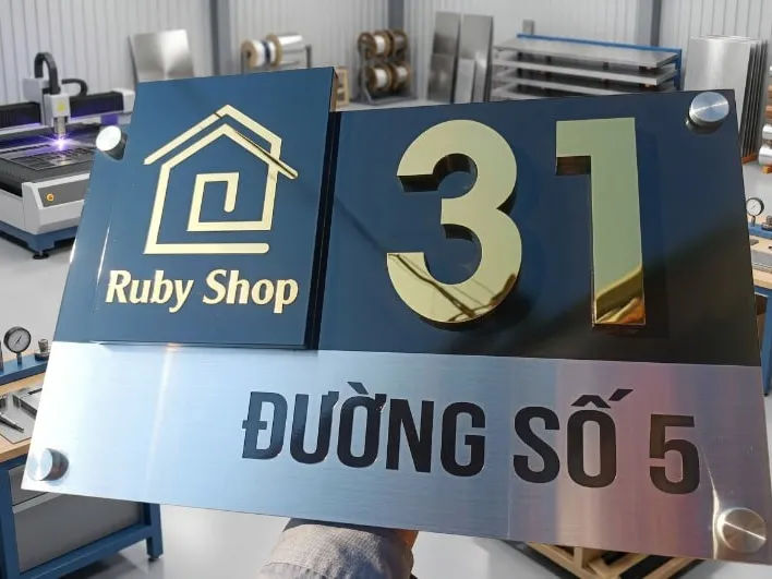 Làm Biển Số Nhà Đẹp Thiết Kế Mix Vật Liệu Tích Hợp Logo Tại TPHCM biển số nhà đẹp thiết kế mix inox xanh đen và inox xước bạc tích hợp logo thương hiệu riêng