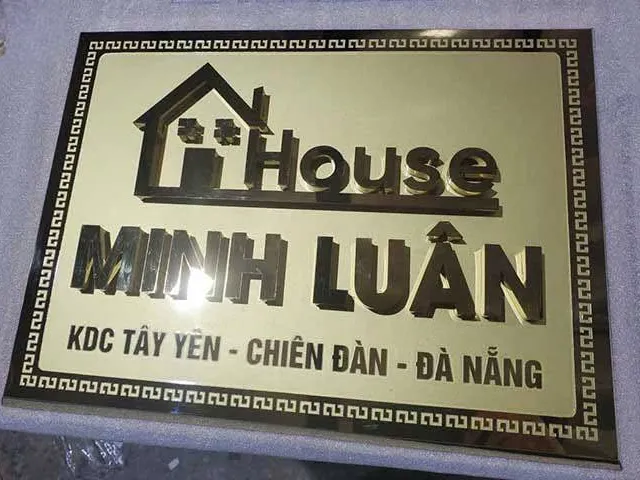 Bảng Số Nhà Chữ Nổi Inox Gương Vàng Chữ Đen Lắp Đặt Ngoài Trời Bảng số nhà chữ nổi inox gương vàng phối chữ số uốn nổi màu đen, lắp đặt ngoài trời thể hiện hiệu ứng đổ bóng khối 3D