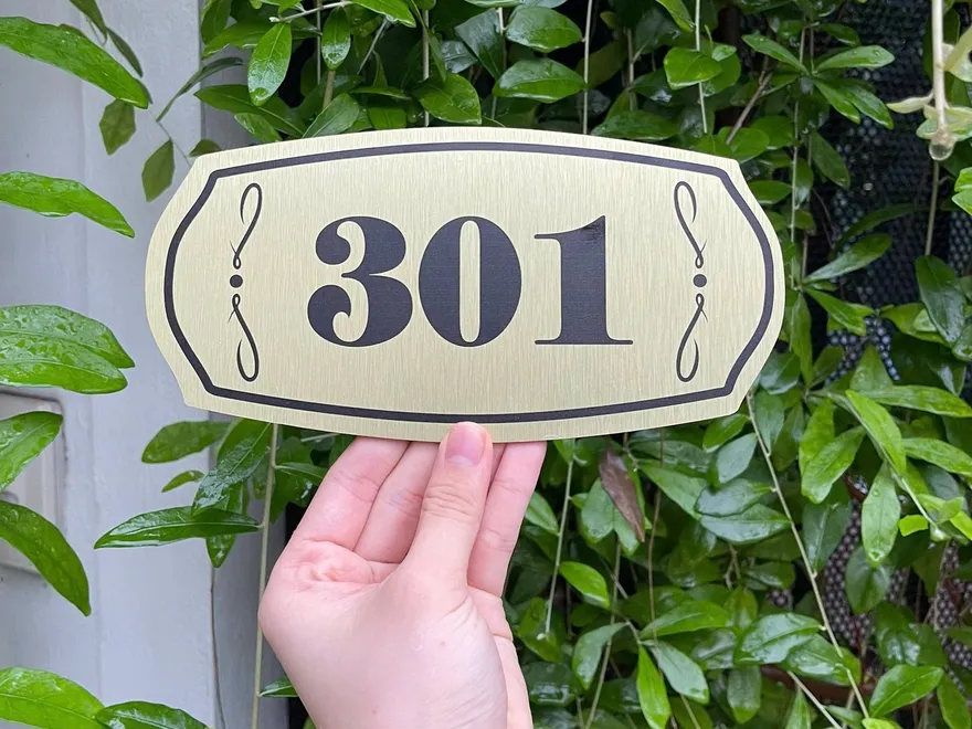 Bảng số phòng phong cách cổ điển vintage | Bảng Hiệu Vàng Bảng số phòng cổ điển vintage viền ornate trang trí, nền nhôm vàng brushed