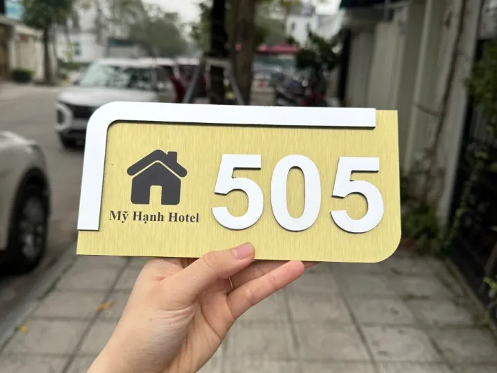 Bảng số phòng khách sạn có logo in thương hiệu riêng | Bảng Hiệu Vàng Bảng số phòng có logo thương hiệu riêng, thiết kế hai lớp vàng trắng