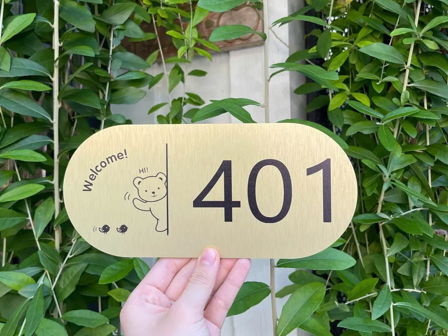 Bảng số phòng cute hình gấu cho homestay | Bảng Hiệu Vàng Bảng số phòng cute hình gấu Welcome phong cách homestay Hàn Quốc dễ thương