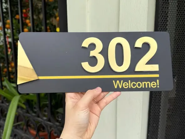 Bảng số phòng nổi 3D vàng nền đen Bảng số phòng 3D nổi vàng trên nền đen – sang trọng cho khách sạn và homestay