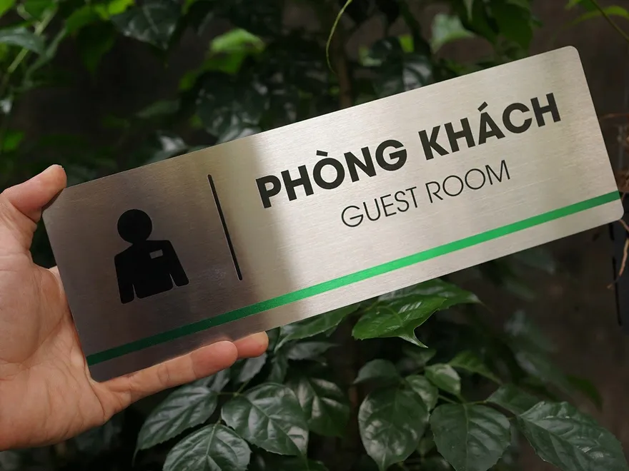 In UV Trên Inox Cho Bảng Tên Phòng Cận cảnh công nghệ in UV trên inox làm bảng tên phòng