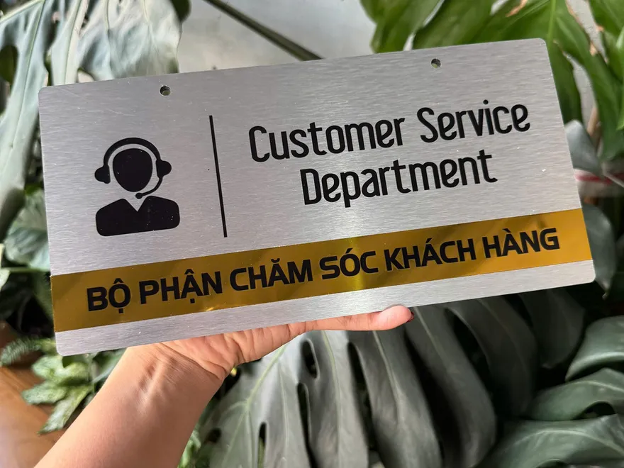 Biển inox ăn mòn chi tiết bề mặt Cận cảnh bề mặt biển inox ăn mòn được gia công theo yêu cầu