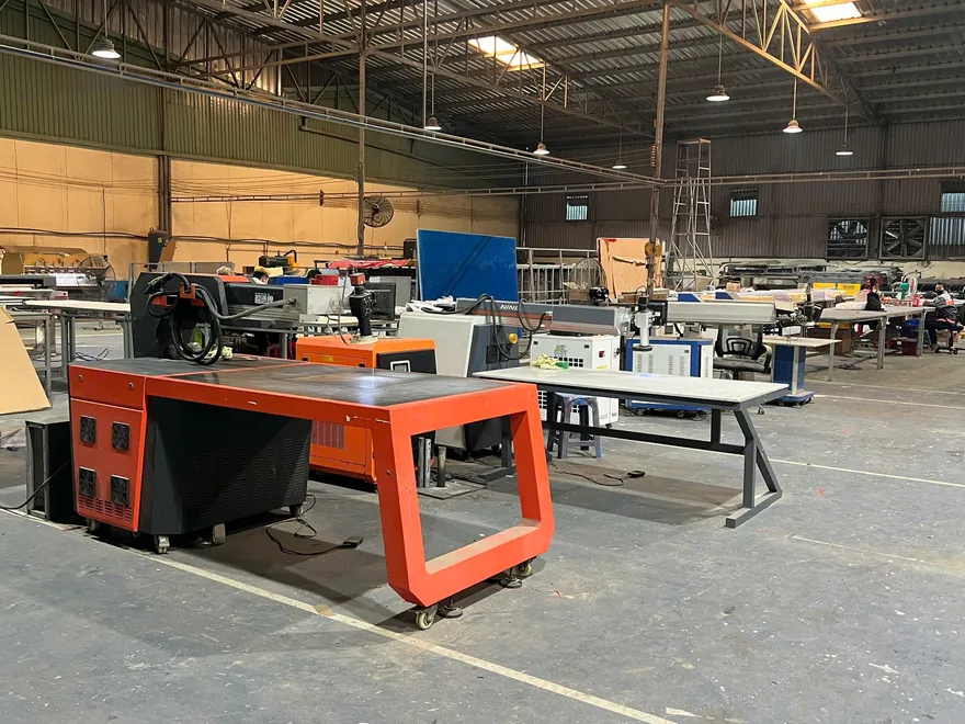 Dây chuyền sản xuất bảng hiệu hiện đại Dây chuyền sản xuất bảng hiệu tại xưởng quảng cáo
