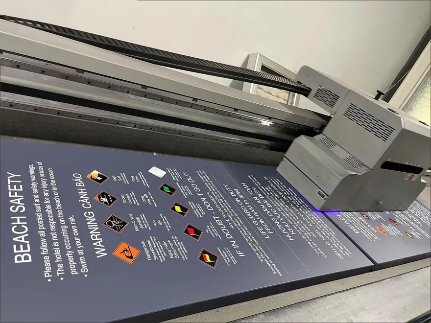 Máy in UV kim loại trong ngành quảng cáo Máy in UV kim loại phục vụ sản xuất bảng hiệu