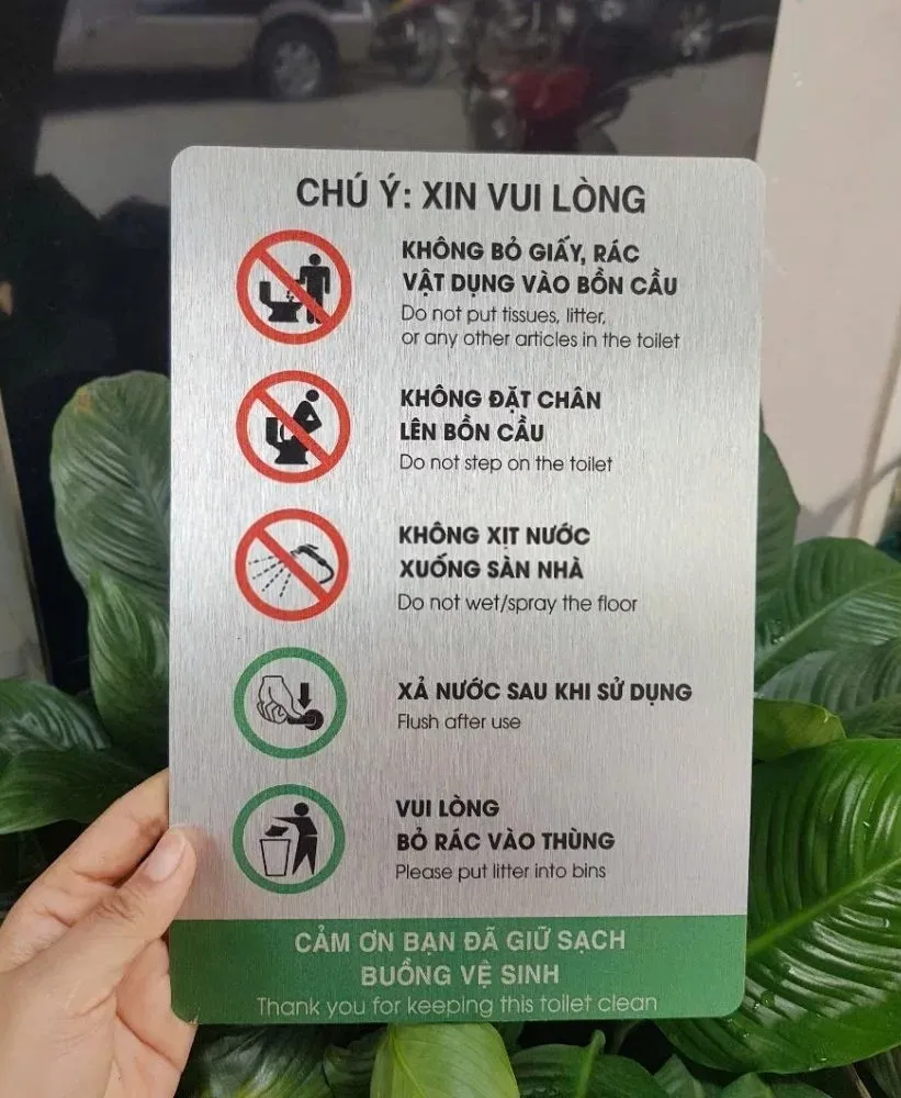 Bảng nội quy nhà vệ sinh inox bạc xước 5 nội dung Bảng nội quy nhà vệ sinh 5 nội dung dạng đứng cầm tay