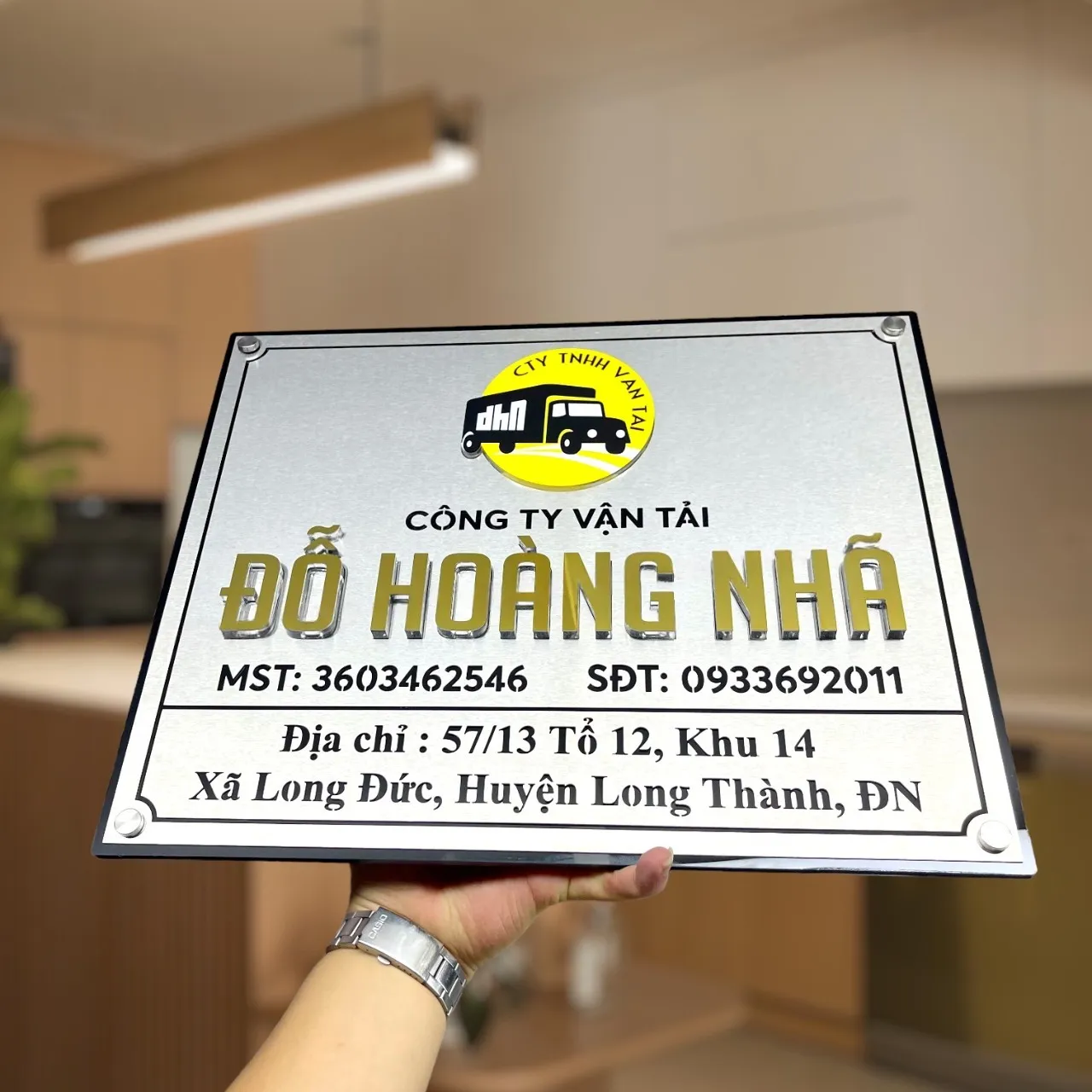 Bảng hiệu công ty inox 304 xước bạc chữ nổi 3D vàng gương viền đen logo công ty vận tải